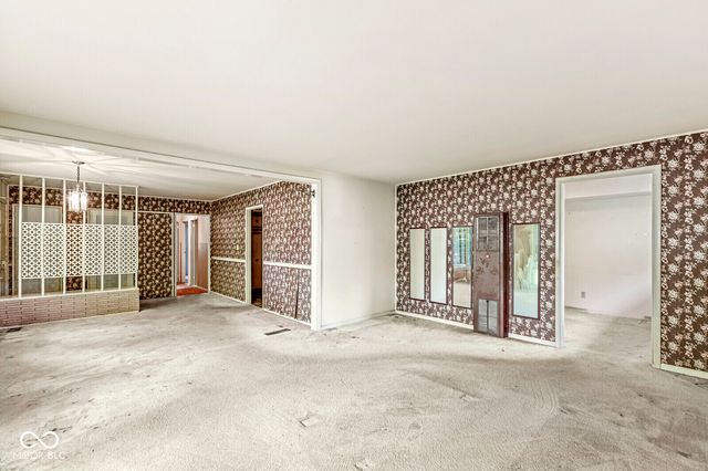 34 Crestwood Drive, Whiteland, IN 46184