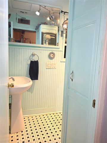 1203 Avenue L, Galveston, TX 77550