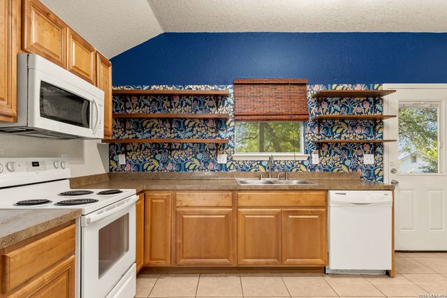 323 Lexington Pass, Canyon Lake, TX 78133