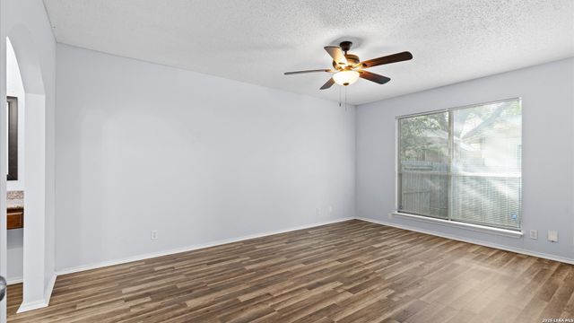 209 CRYSTAL CYN, Universal City, TX 78148