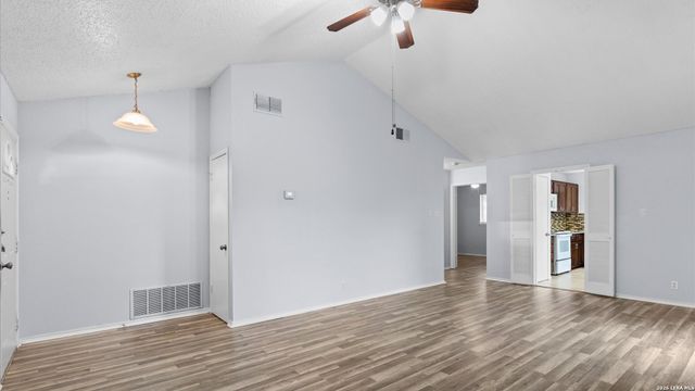 209 CRYSTAL CYN, Universal City, TX 78148