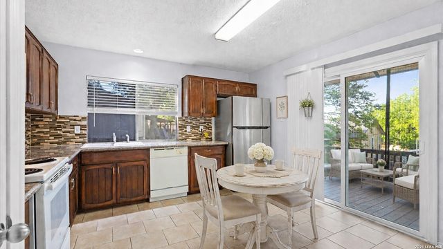 209 CRYSTAL CYN, Universal City, TX 78148