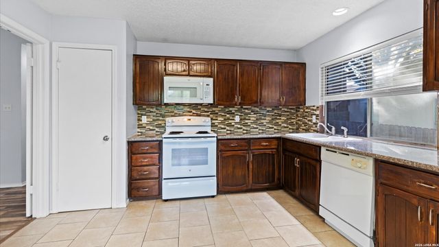 209 CRYSTAL CYN, Universal City, TX 78148