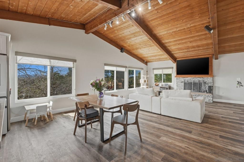 Image 12 of property listing at 1761 Country Ln, Escondido, CA 92025