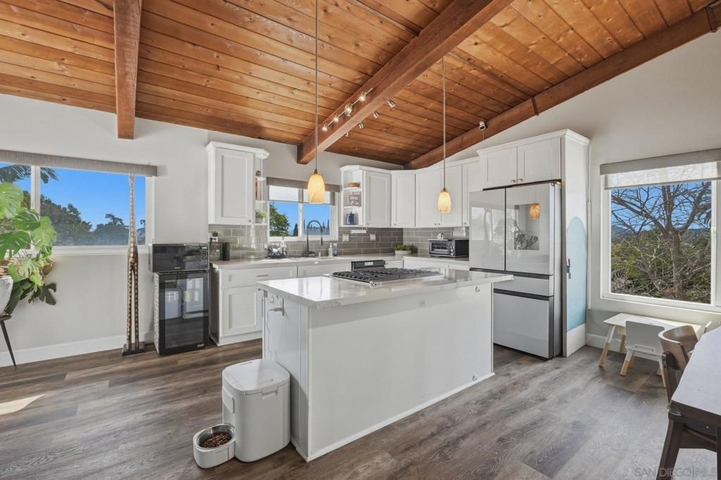 Image 13 of property listing at 1761 Country Ln, Escondido, CA 92025