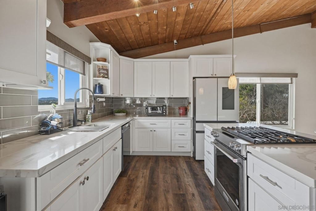 Image 15 of property listing at 1761 Country Ln, Escondido, CA 92025