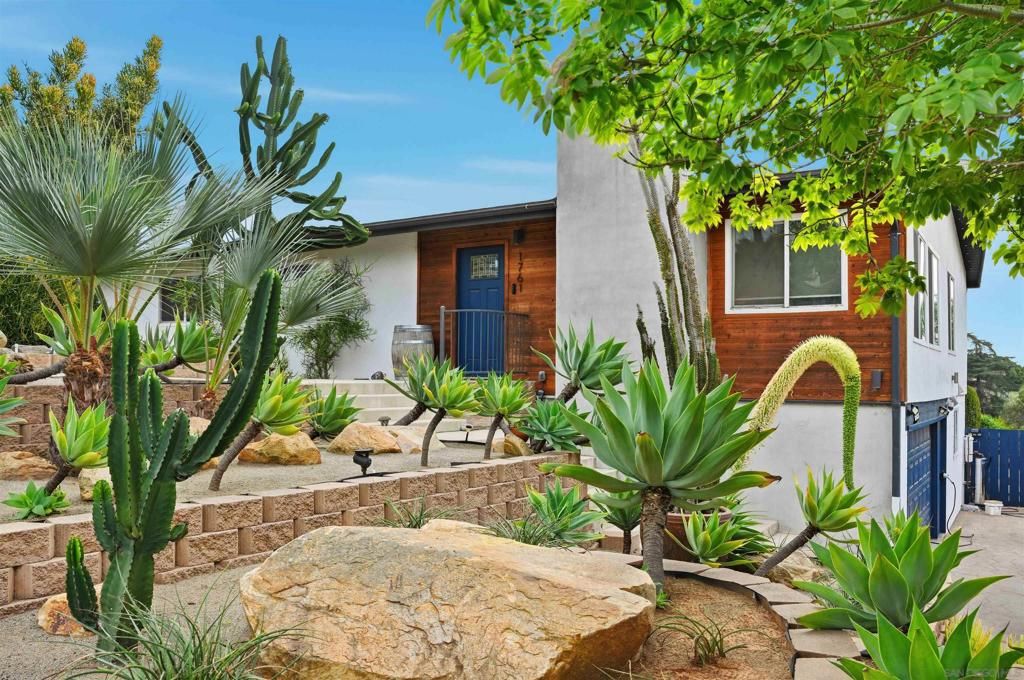 Image 3 of property listing at 1761 Country Ln, Escondido, CA 92025