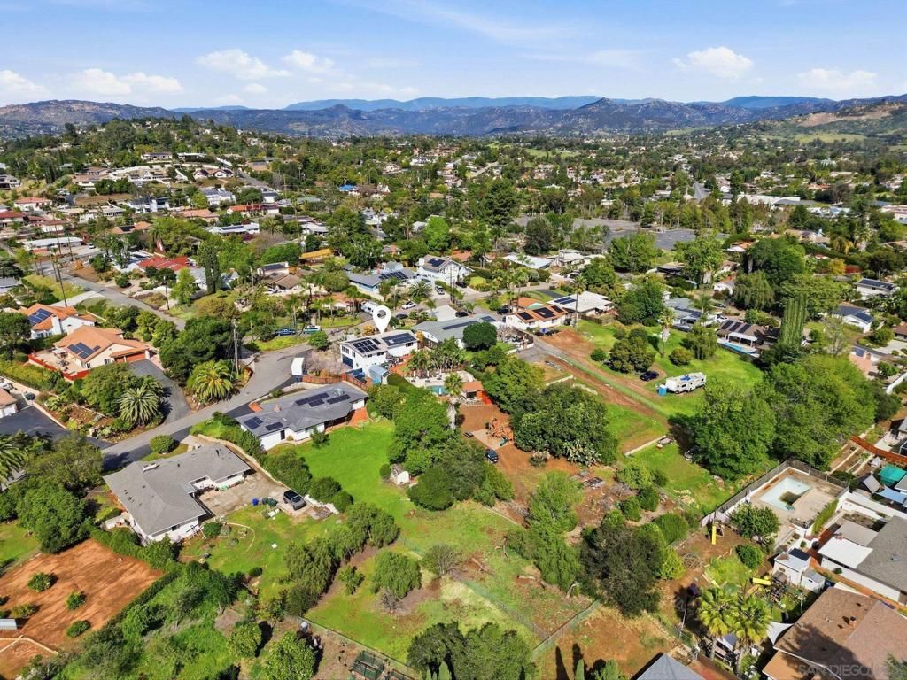 Image 35 of property listing at 1761 Country Ln, Escondido, CA 92025