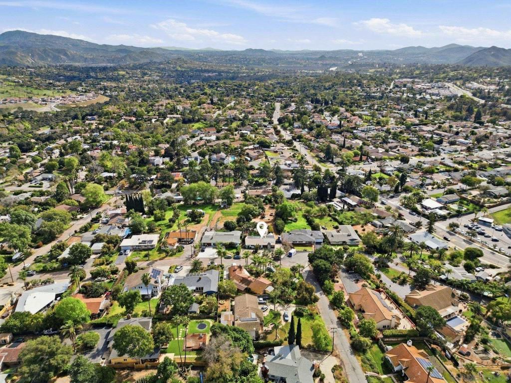 Image 37 of property listing at 1761 Country Ln, Escondido, CA 92025