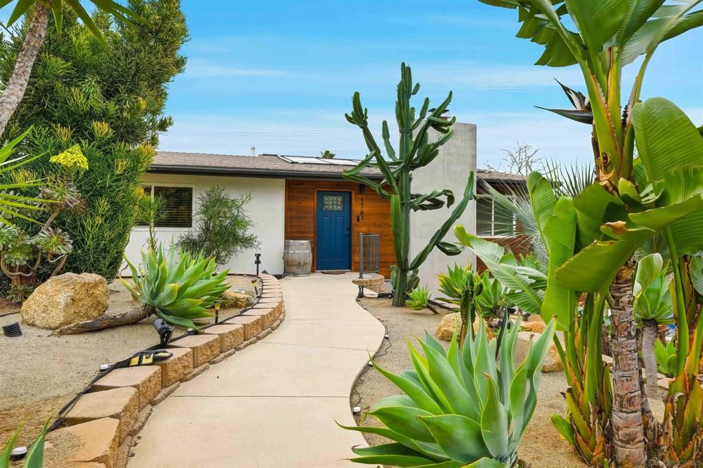 Image 4 of property listing at 1761 Country Ln, Escondido, CA 92025