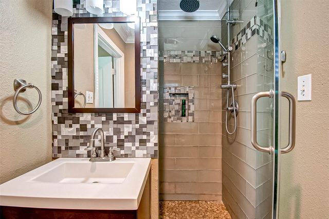 4804 Saxon Street, Bellaire, TX 77401