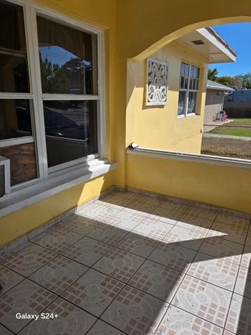 606 S Pine Street, Lake Worth, FL 33460