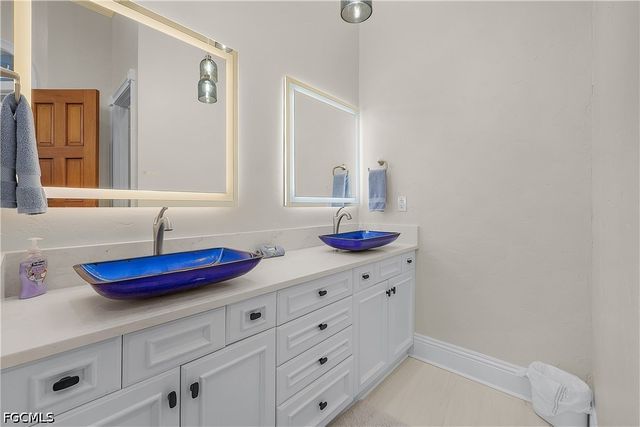 1526 Hermitage LN, Cape Coral, FL 33914