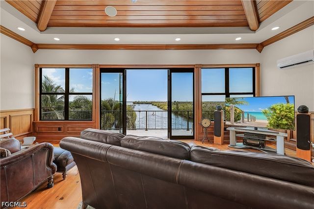 1526 Hermitage LN, Cape Coral, FL 33914