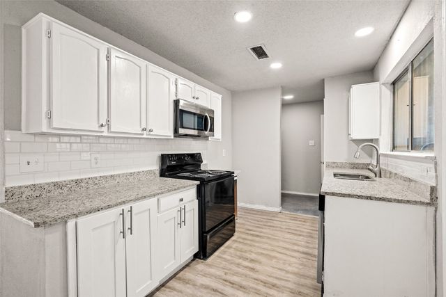948 Carom Way, Dallas, TX 75217