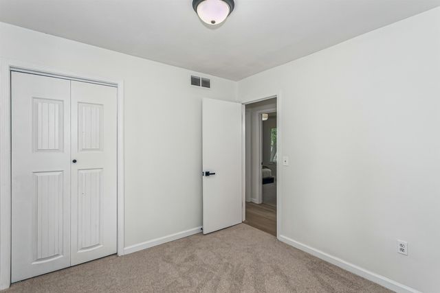302 W Cherokee Dr, Kechi, KS 67067