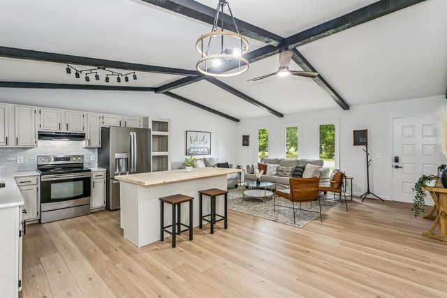 302 W Cherokee Dr, Kechi, KS 67067