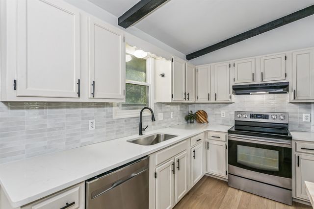 302 W Cherokee Dr, Kechi, KS 67067