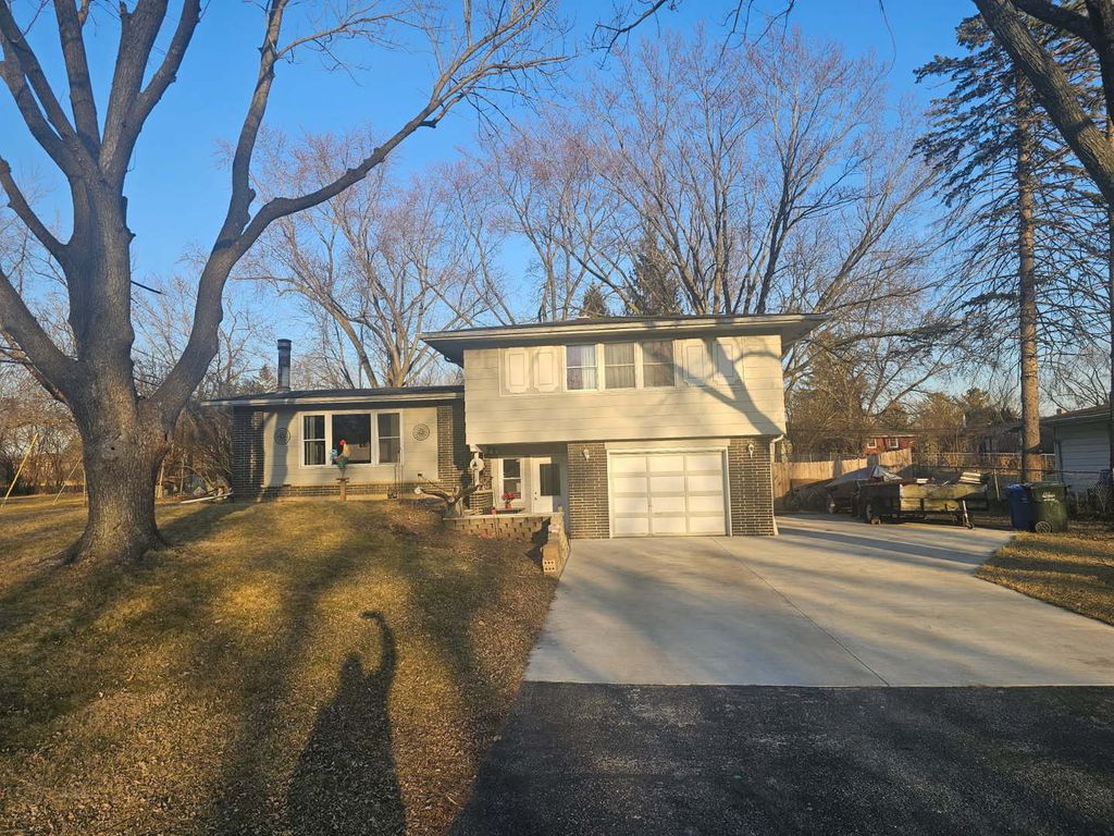 1852 Center Drive, Carpentersville, IL 60110