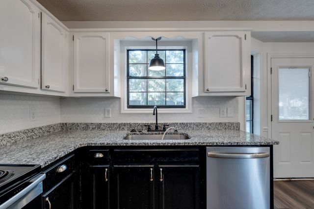 308 Oakdale Dr, White House, TN 37188