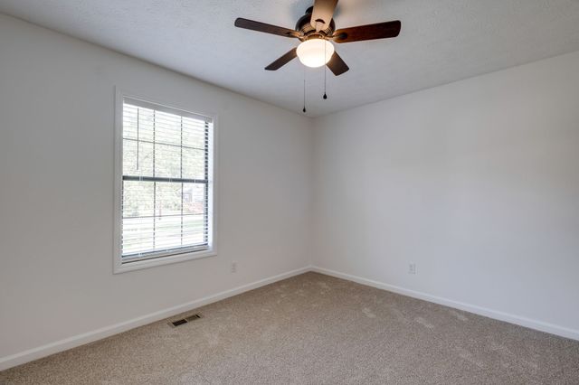 308 Oakdale Dr, White House, TN 37188
