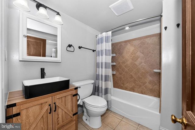 2021 HOLLY NECK, Baltimore, MD 21221