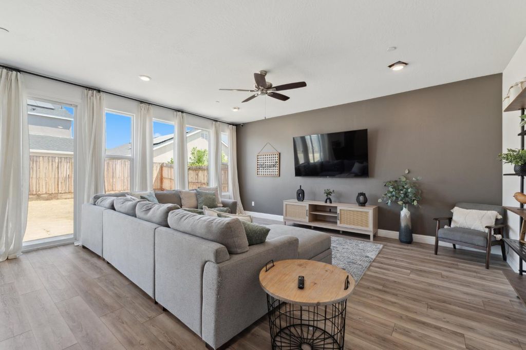 Image 10 of property listing at 6406 E Giavanna Avenue, Fresno, CA 93727