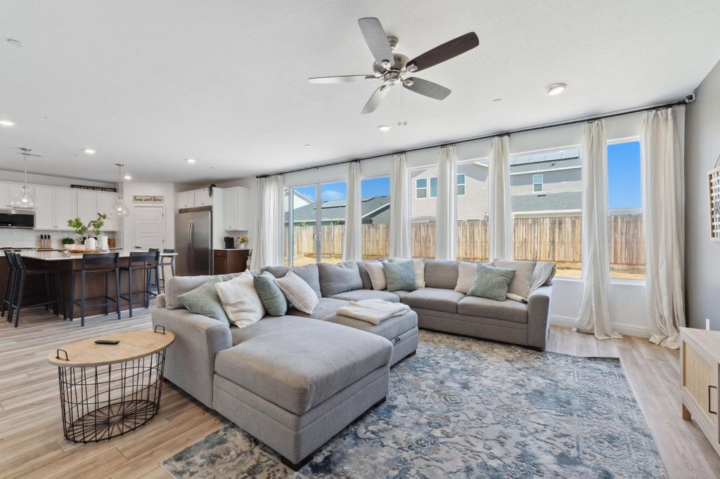 Image 12 of property listing at 6406 E Giavanna Avenue, Fresno, CA 93727