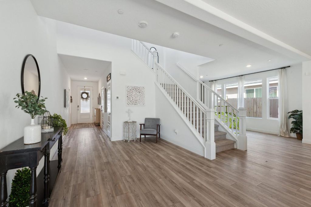 Image 13 of property listing at 6406 E Giavanna Avenue, Fresno, CA 93727