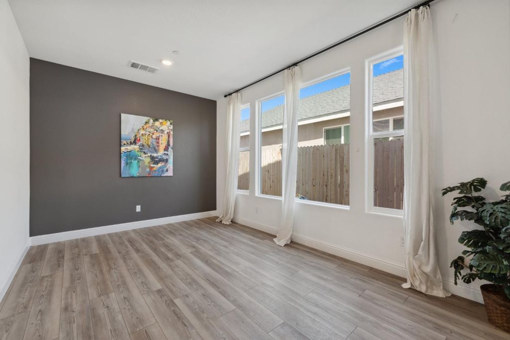 Image 14 of property listing at 6406 E Giavanna Avenue, Fresno, CA 93727