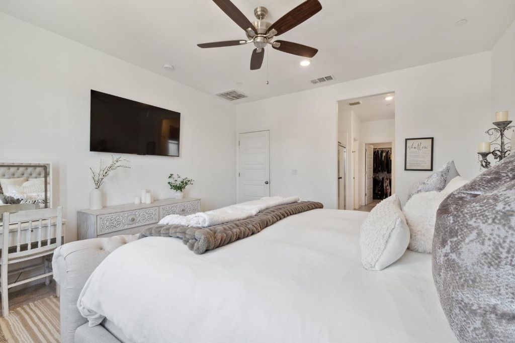 Image 17 of property listing at 6406 E Giavanna Avenue, Fresno, CA 93727