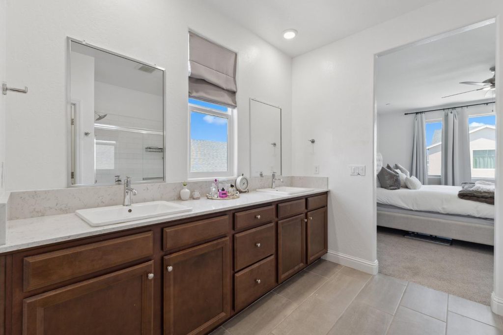 Image 18 of property listing at 6406 E Giavanna Avenue, Fresno, CA 93727