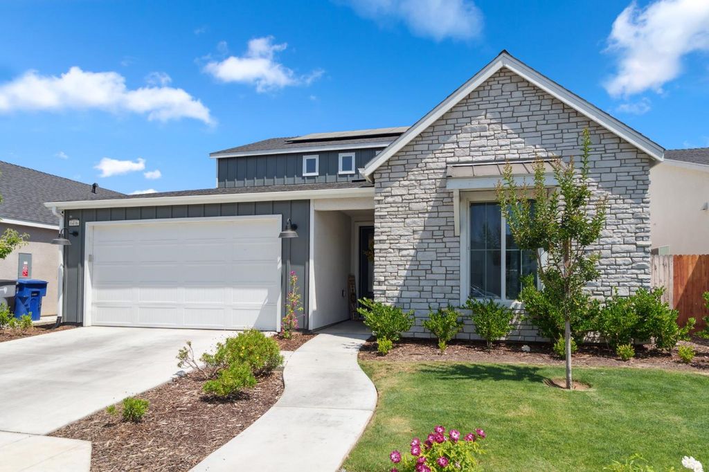 Image 2 of property listing at 6406 E Giavanna Avenue, Fresno, CA 93727