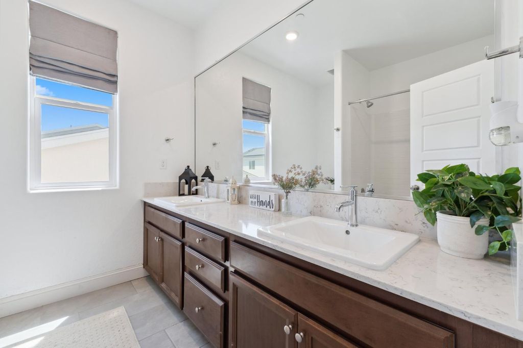 Image 23 of property listing at 6406 E Giavanna Avenue, Fresno, CA 93727