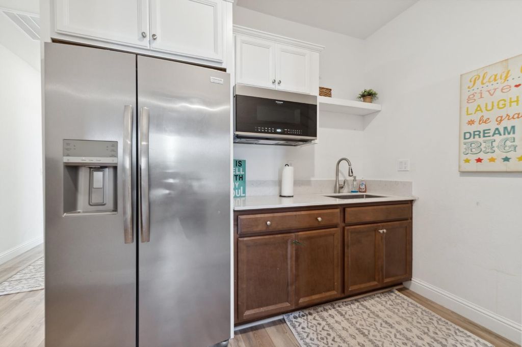 Image 25 of property listing at 6406 E Giavanna Avenue, Fresno, CA 93727