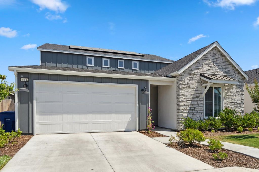 Image 3 of property listing at 6406 E Giavanna Avenue, Fresno, CA 93727