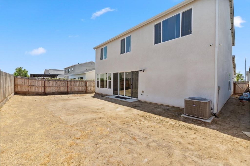 Image 33 of property listing at 6406 E Giavanna Avenue, Fresno, CA 93727