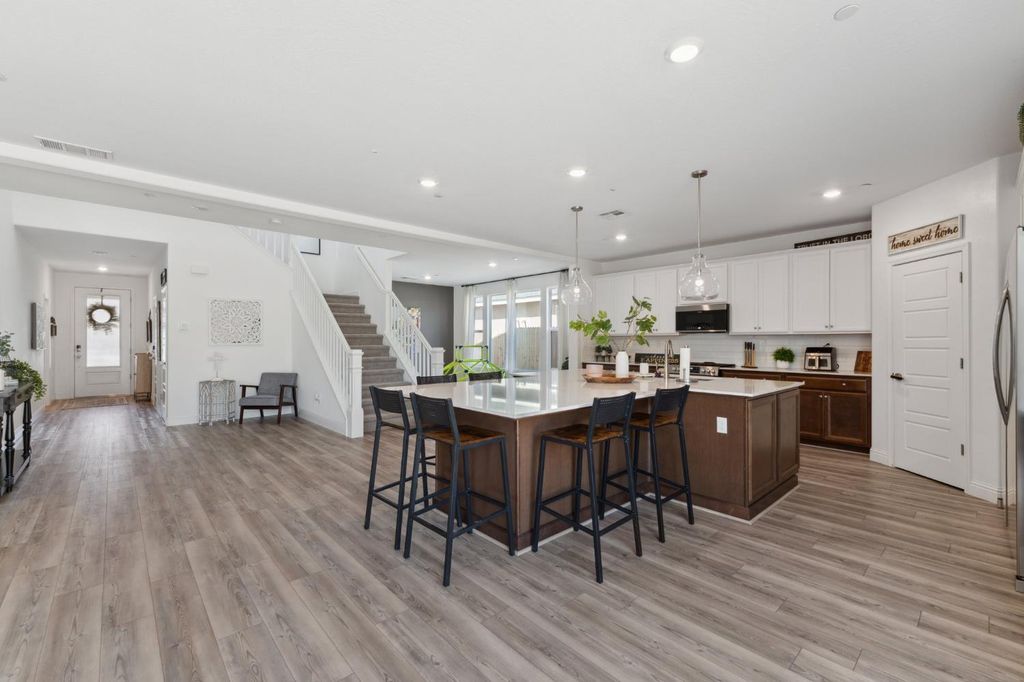 Image 5 of property listing at 6406 E Giavanna Avenue, Fresno, CA 93727