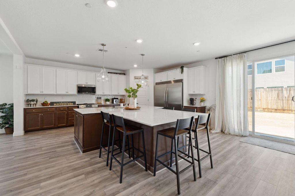 Image 6 of property listing at 6406 E Giavanna Avenue, Fresno, CA 93727