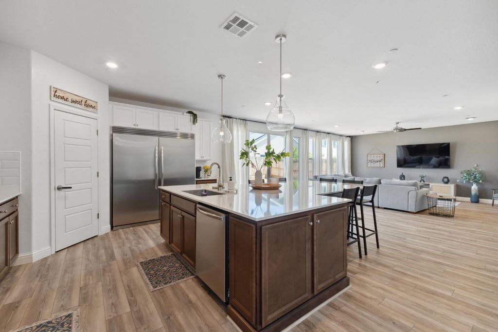 Image 7 of property listing at 6406 E Giavanna Avenue, Fresno, CA 93727