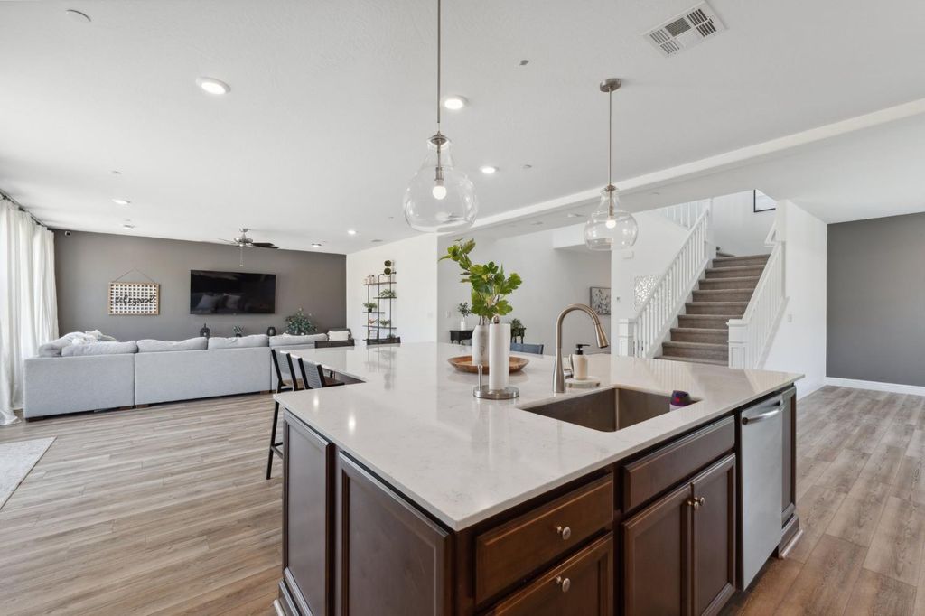 Image 8 of property listing at 6406 E Giavanna Avenue, Fresno, CA 93727