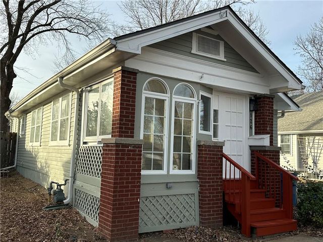 126 S Willow Avenue, Sugar Creek, MO 64053