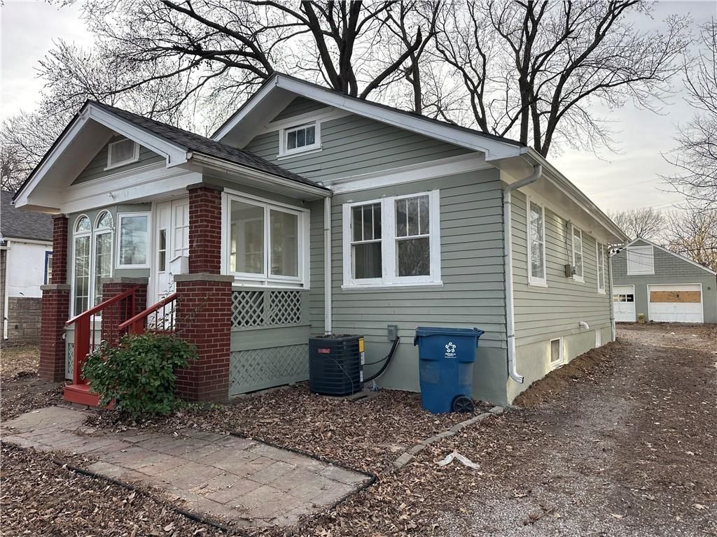 126 S Willow Avenue, Sugar Creek, MO 64053