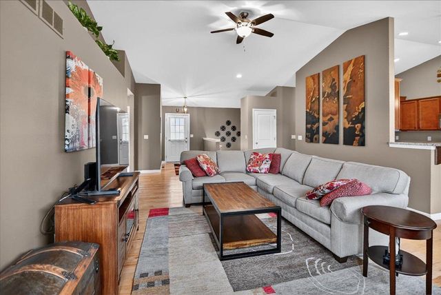 965 N Perry Parkway, Oregon, WI 53575