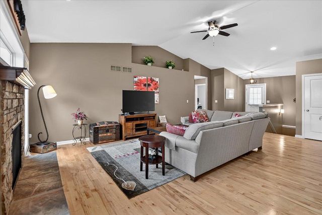 965 N Perry Parkway, Oregon, WI 53575