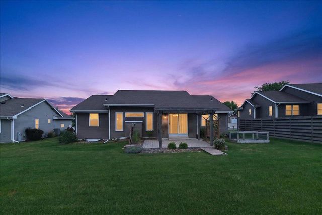 965 N Perry Parkway, Oregon, WI 53575