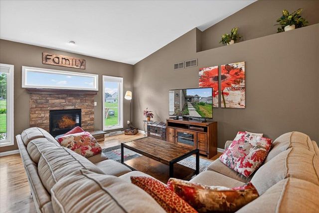965 N Perry Parkway, Oregon, WI 53575