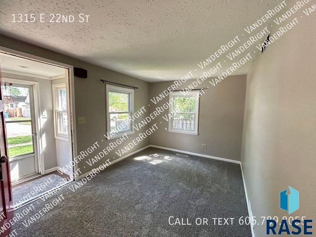 1315 E 22nd St St Street, Sioux Falls, SD 57105