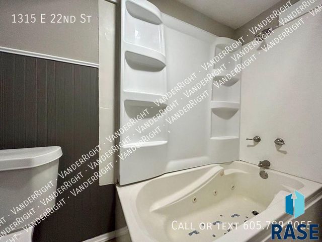 1315 E 22nd St St Street, Sioux Falls, SD 57105