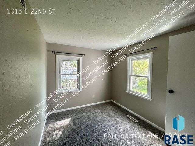 1315 E 22nd St St Street, Sioux Falls, SD 57105